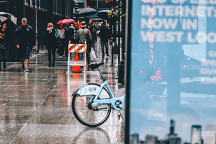 アイキャッチ_雨の日の自転車通勤