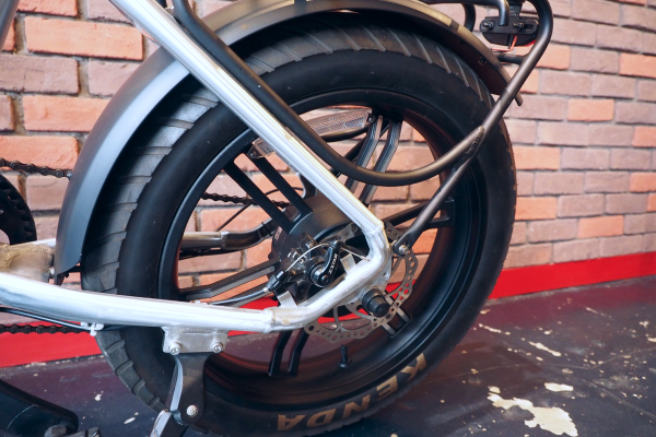 ファットタイヤと前後ディスクブレーキ