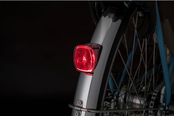 夜間も安心なソーラーオートテール