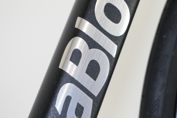 メタル調の洗練されたロゴ