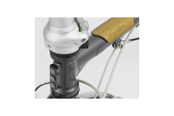 デザインにこだわったヘッドバッジ