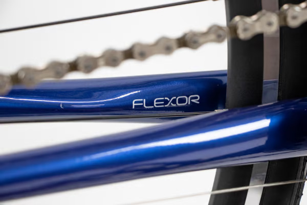 振動吸収性に優れたフレクサー搭載フレーム