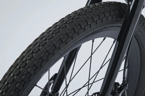 太いブロックタイヤ