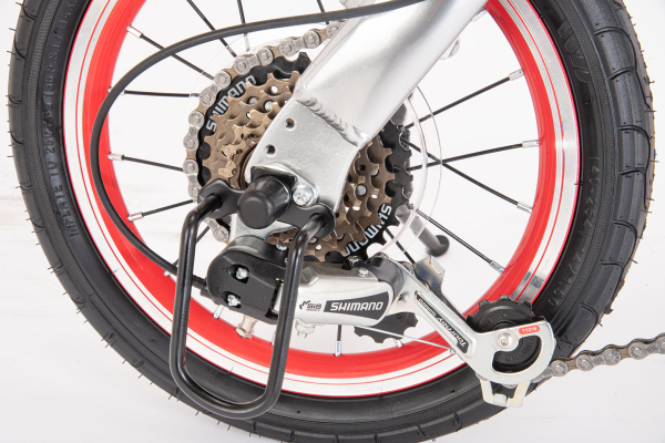 印象的なデザインの赤リム