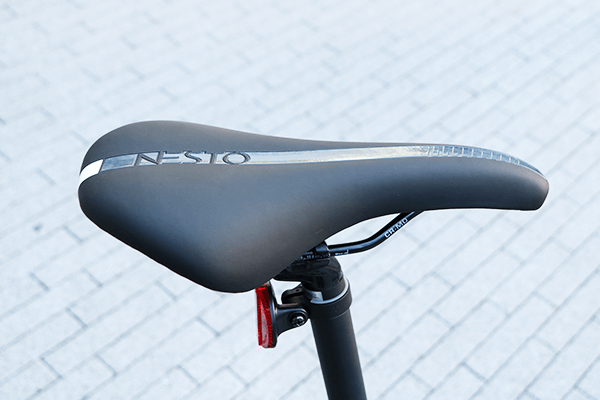 スポーティなサドル装備